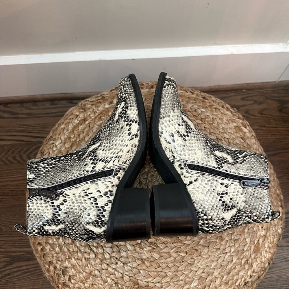 Blondo Waterproof Elvina Snake Print Leather Chelsea Ankle Boots Size 6M - Picture 4 of 8